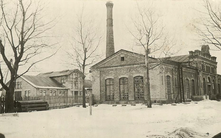 FOT. 1 Budynek pompowni z 1891 r. (w oddali budynek ﬁ ltrów z 1913 r.)