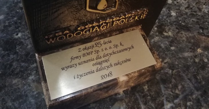 BMP ze statuetką Izby Gospodarczej Wodociągi Polskie